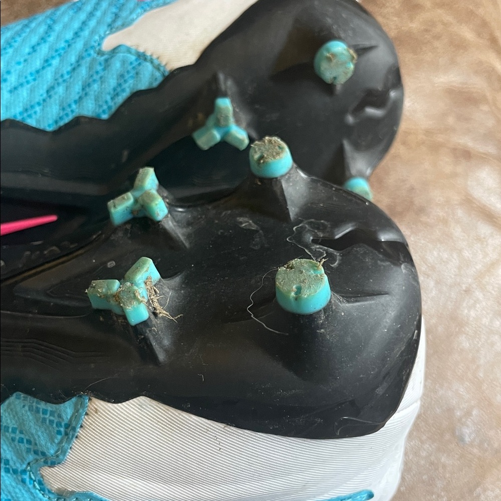 Nike Phantom Women's Blue And White Soccer Shoes. Good Condition. Size 7. - Picture 8 of 9